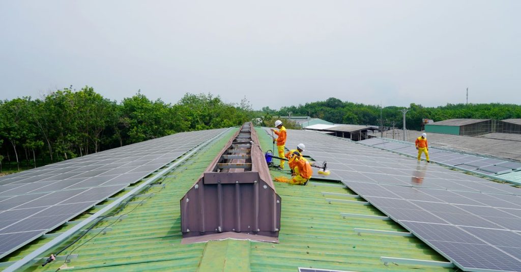 Nhóm kỹ thuật lắp đặt các tấm pin mặt trời trên mái nhà trong bối cảnh chuyên nghiệp.