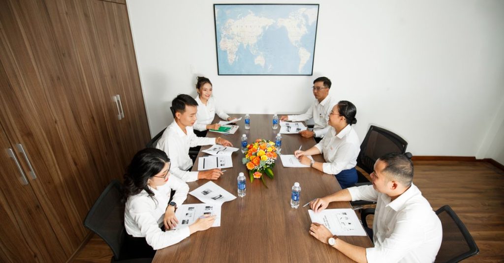 Nhóm chuyên gia trao đổi trong cuộc họp tại văn phòng