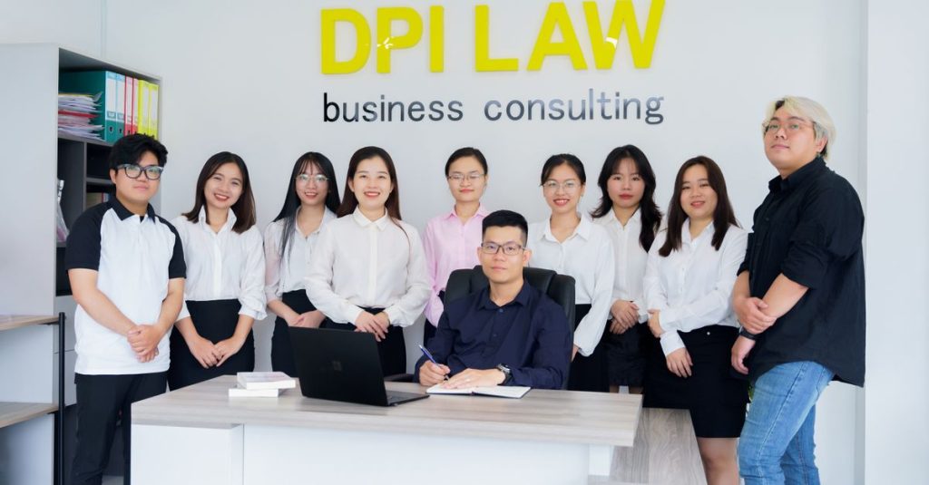 Nhóm chuyên gia làm việc trong môi trường văn phòng chuyên nghiệp