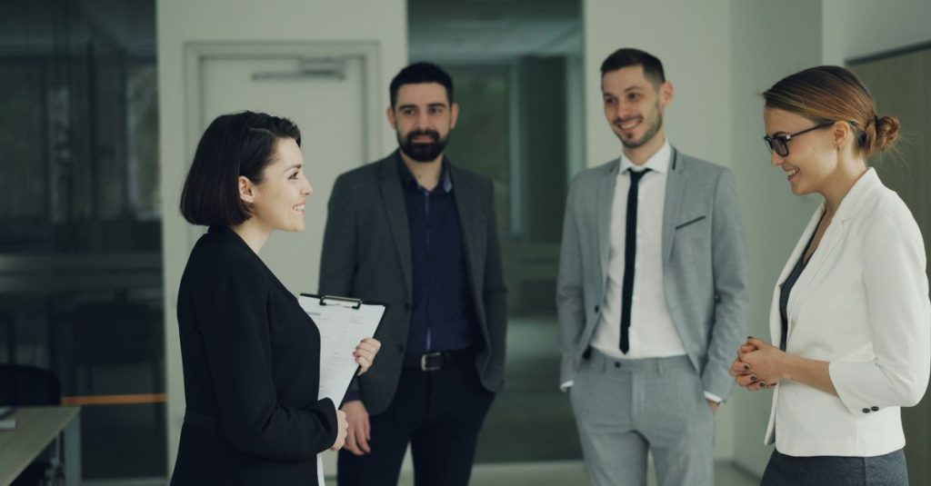 Nhóm chuyên gia trao đổi trong môi trường làm việc chuyên nghiệp.