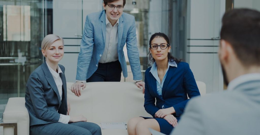 Nhóm chuyên gia trao đổi công việc trong không gian văn phòng hiện đại.