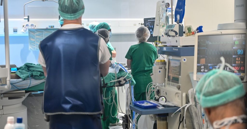 Nhân sự y tế làm việc trong bối cảnh phòng phẫu thuật chuyên nghiệp