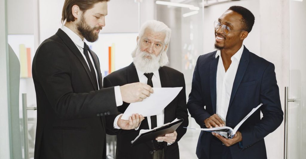 Nhóm chuyên gia trao đổi tài liệu trong môi trường văn phòng chuyên nghiệp