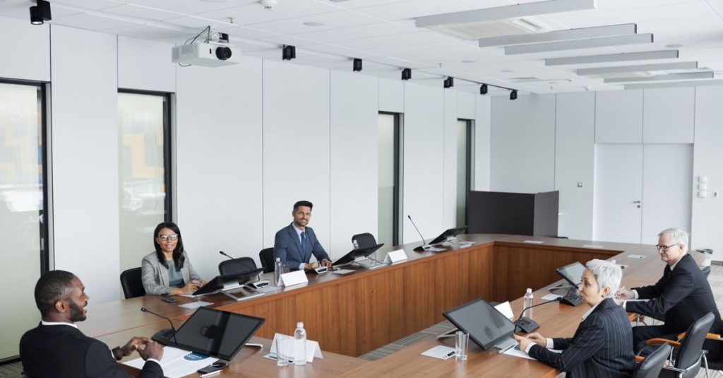 Nhóm chuyên gia quốc tế trao đổi trong một cuộc họp tại phòng hội nghị hiện đại.