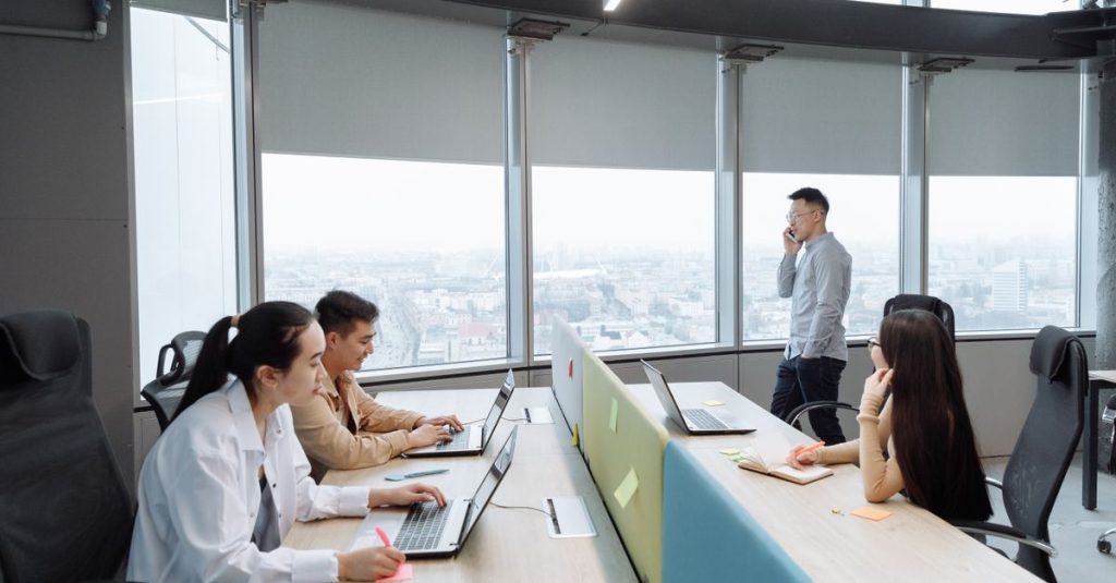 Nhóm nhân sự làm việc trong văn phòng hiện đại có khung cảnh thành phố