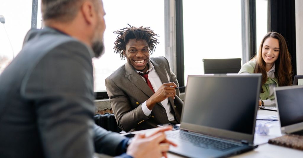 Nhóm đồng nghiệp quốc tế trao đổi trong môi trường văn phòng chuyên nghiệp.