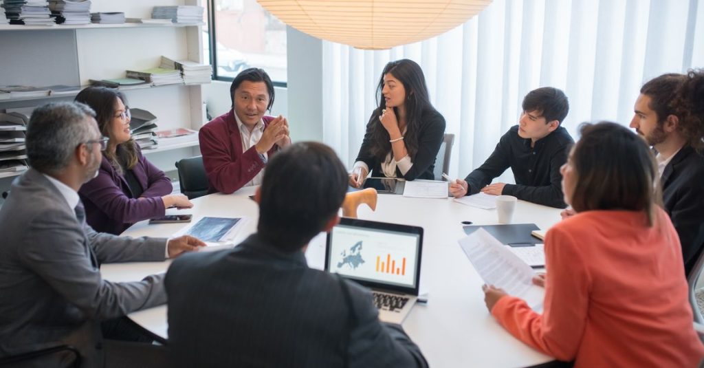 Nhóm chuyên gia quốc tế trao đổi trong phòng họp hiện đại.