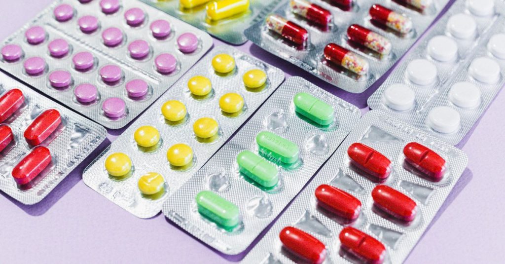 Các loại viên thuốc nhiều màu trong vỉ thuốc